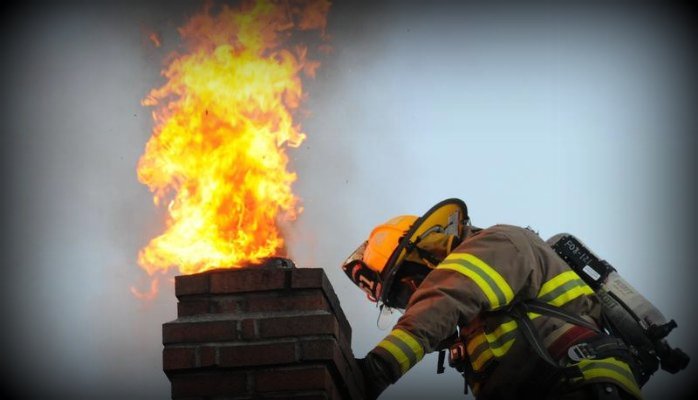 Χαλκίδα: Φωτιά σε καμινάδα σπιτιού στον Καράμπαμπα