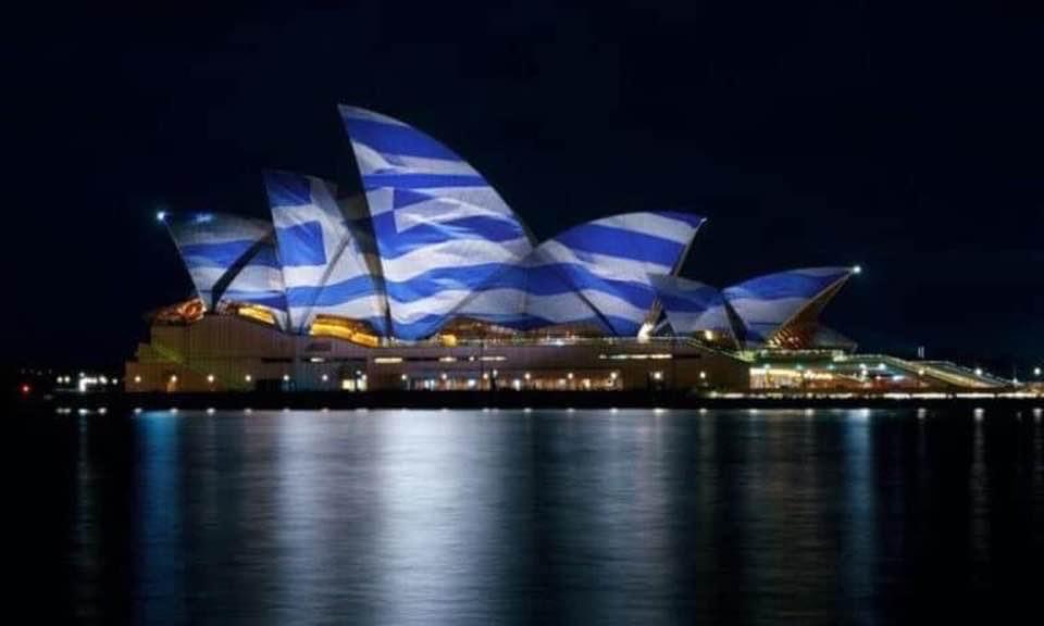Εντυπωσιακές εικόνες με την Ελληνική Σημαία να κυματίζει σε όλο τον κόσμο