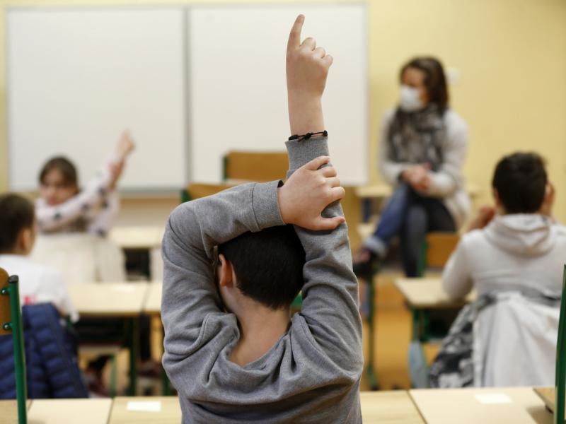 Σχολεία: Υπό εξέταση η παράταση του διδακτικού έτους – Τι θα γίνει με τις προαγωγικές εξετάσεις