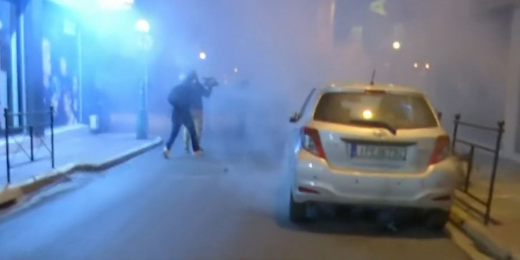 Νίκαια: Ένταση και συμπλοκές ομάδων με αστυνομικούς -Χημικά και φωτιές