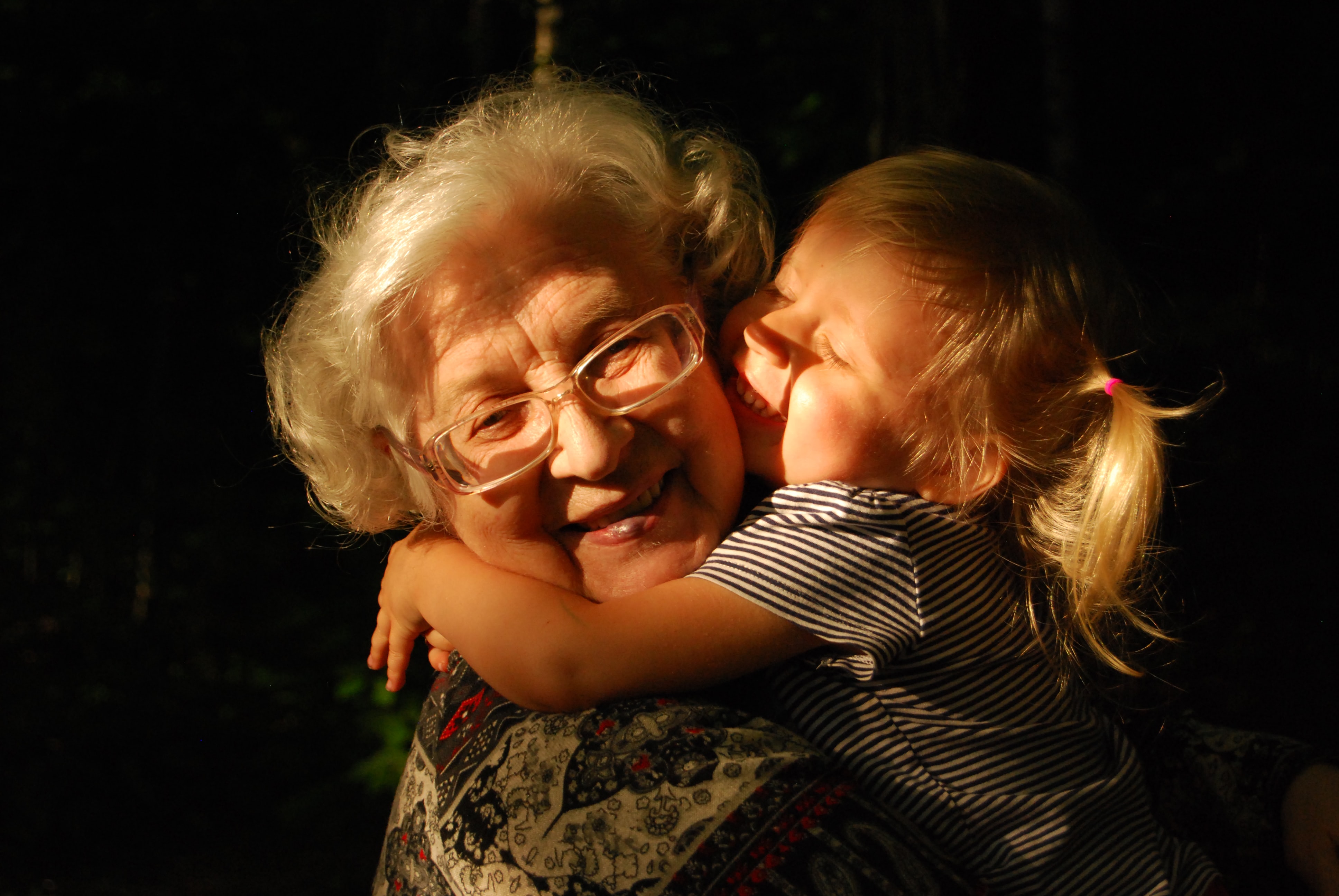 Παγκόσμια Ημέρα Γιαγιάς: Ένα πρόσωπο αγαπημένο, το θεμέλιο της οικογένειας