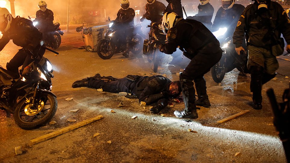 Νέα Σμύρνη: Νέοι συγκλονιστικοί διάλογοι από την επίθεση στον αστυνομικό – «Όλοι μαζί ρε, ορμάτε ρε»