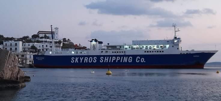 Σκύρος: Δεμένο στο λιμάνι της Λιναριάς το πλοίο «Αχιλλέας» λόγω απαγόρευσης απόπλου