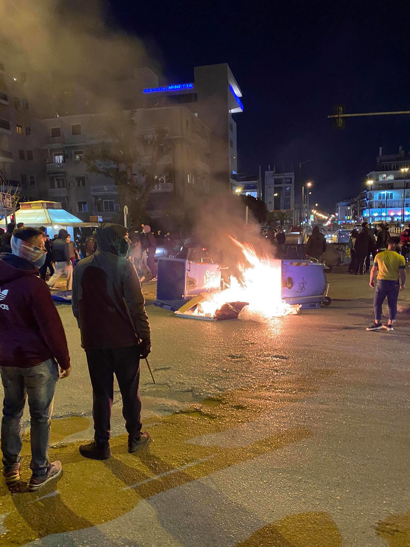 Ένταση στη Ν. Σμύρνη – ΕΛΑΣ: Κατασχέσαμε βόμβες μολότοφ – Συμμετέχουν και άτομα με μπετόβεργες – Σοβαρά τραυματισμένος αστυνομικός