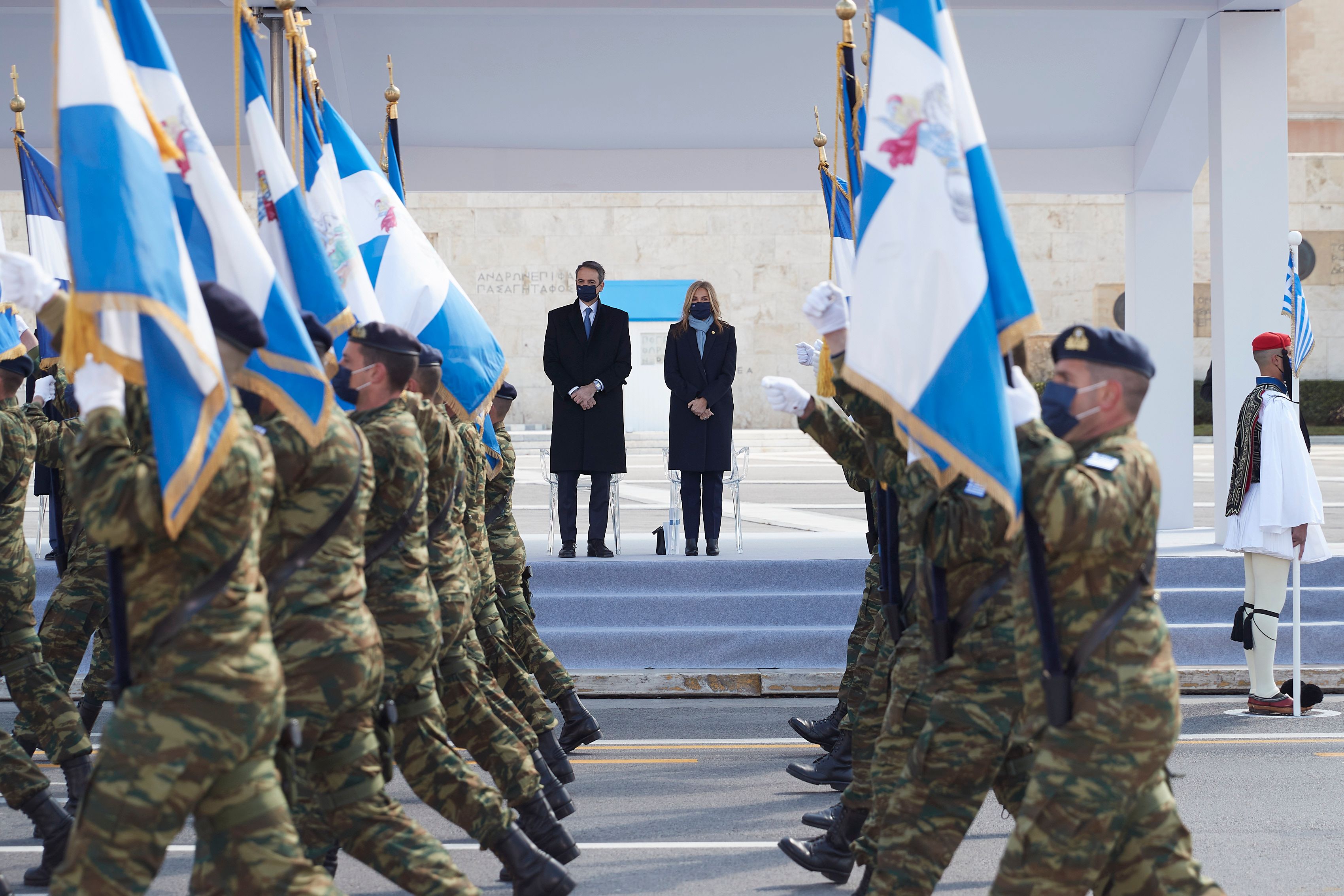 Καρέ καρέ η λιτή στρατιωτική παρέλαση στο Σύνταγμα για τα 200 χρόνια από την Ελληνική Επανάσταση