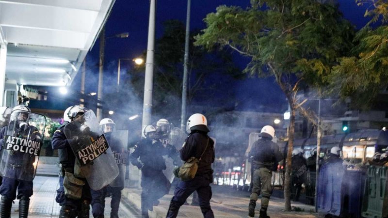 Επεισόδια στην Πανόρμου: Διαδηλωτές πέταξαν πέτρες σε αστυνομικούς – Απάντησαν με κρότου – λάμψης