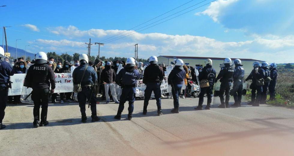Ριτσώνα: Mε αστυνομική επέμβαση και χημικά διαλύθηκε η πορεία προσφύγων