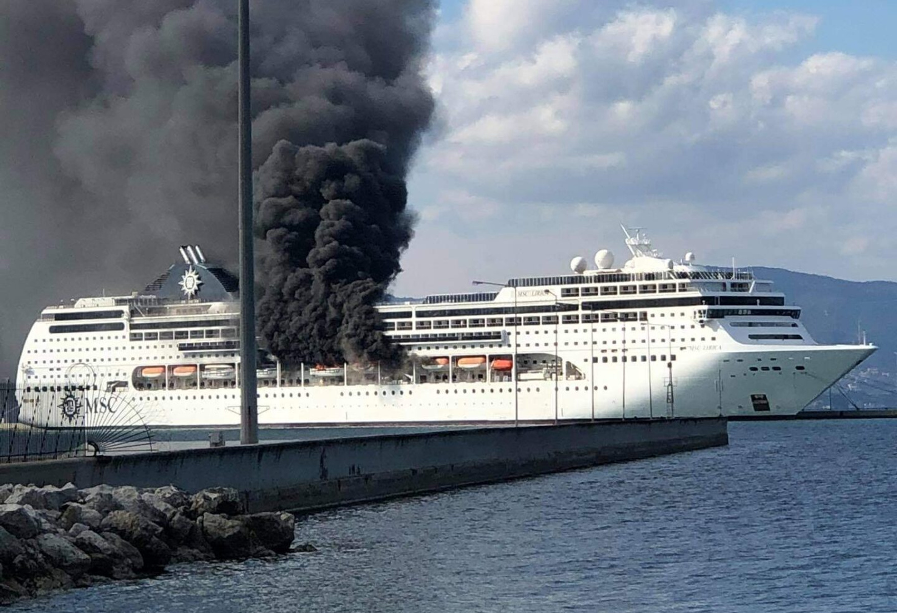 Κέρκυρα: Μεγάλη φωτιά σε κρουαζιερόπλοιο που βρίσκεται στο λιμάνι [βίντεο]