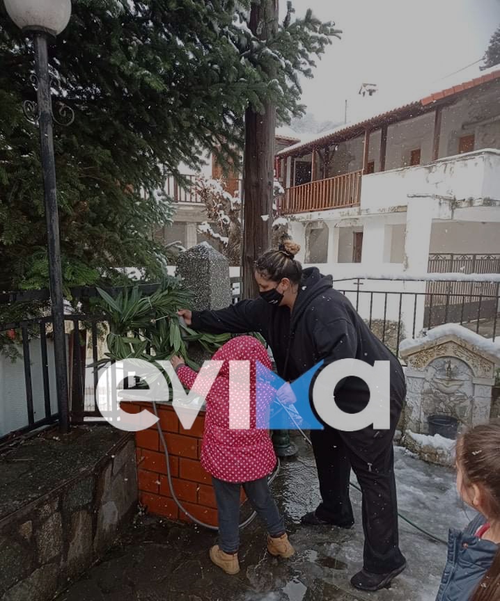Εύβοια – Σέττα: Κατέθεσε στεφάνι η πρόεδρος μαζί με τις κόρες της [εικόνες]