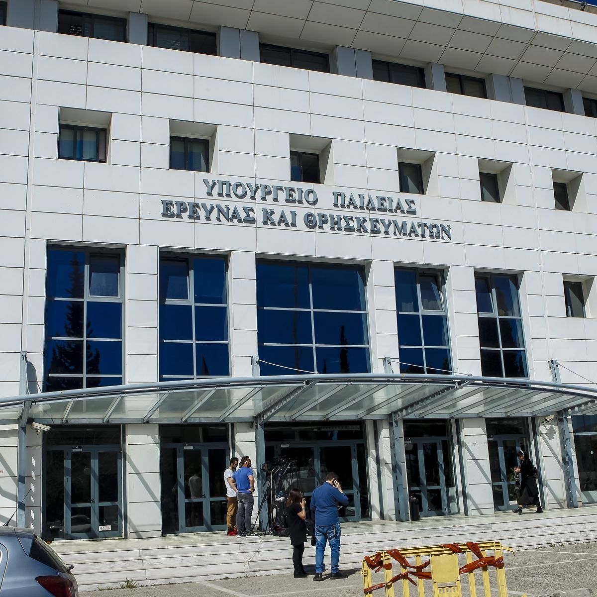 Εκτακτο: Συναγερμός στο υπουργείο Παιδείας μετά από τηλεφώνημα για βόμβα – Εκκενώθηκε το κτήριο