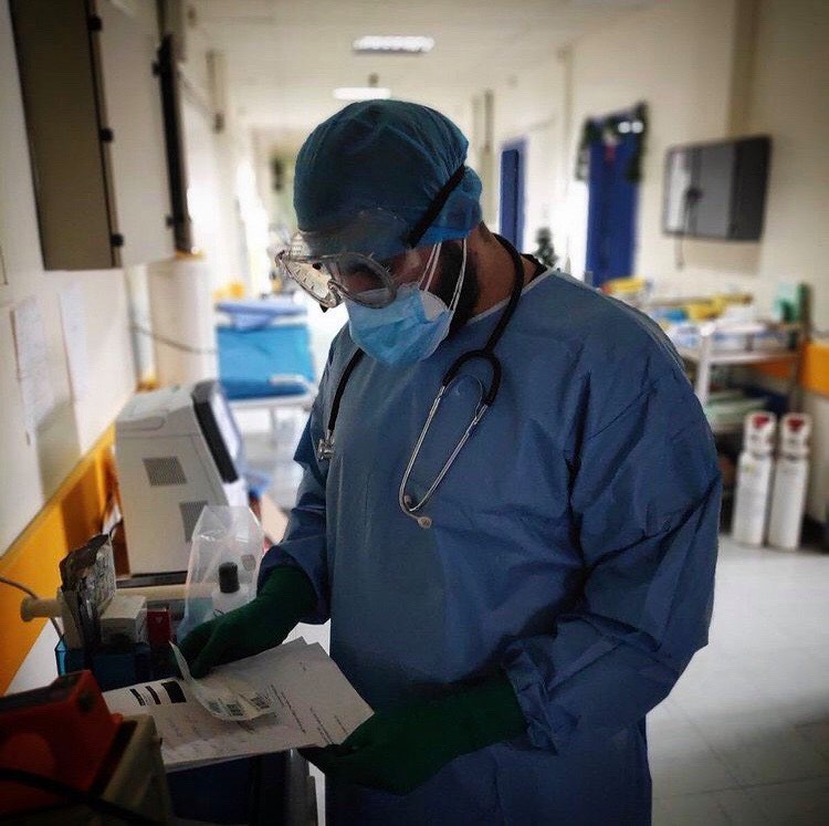 Στέφανος Λάμπρου: Δίνει καθημερινά μάχη με τον “αόρατο εχθρό” ο Αλιβεριώτης γιατρός