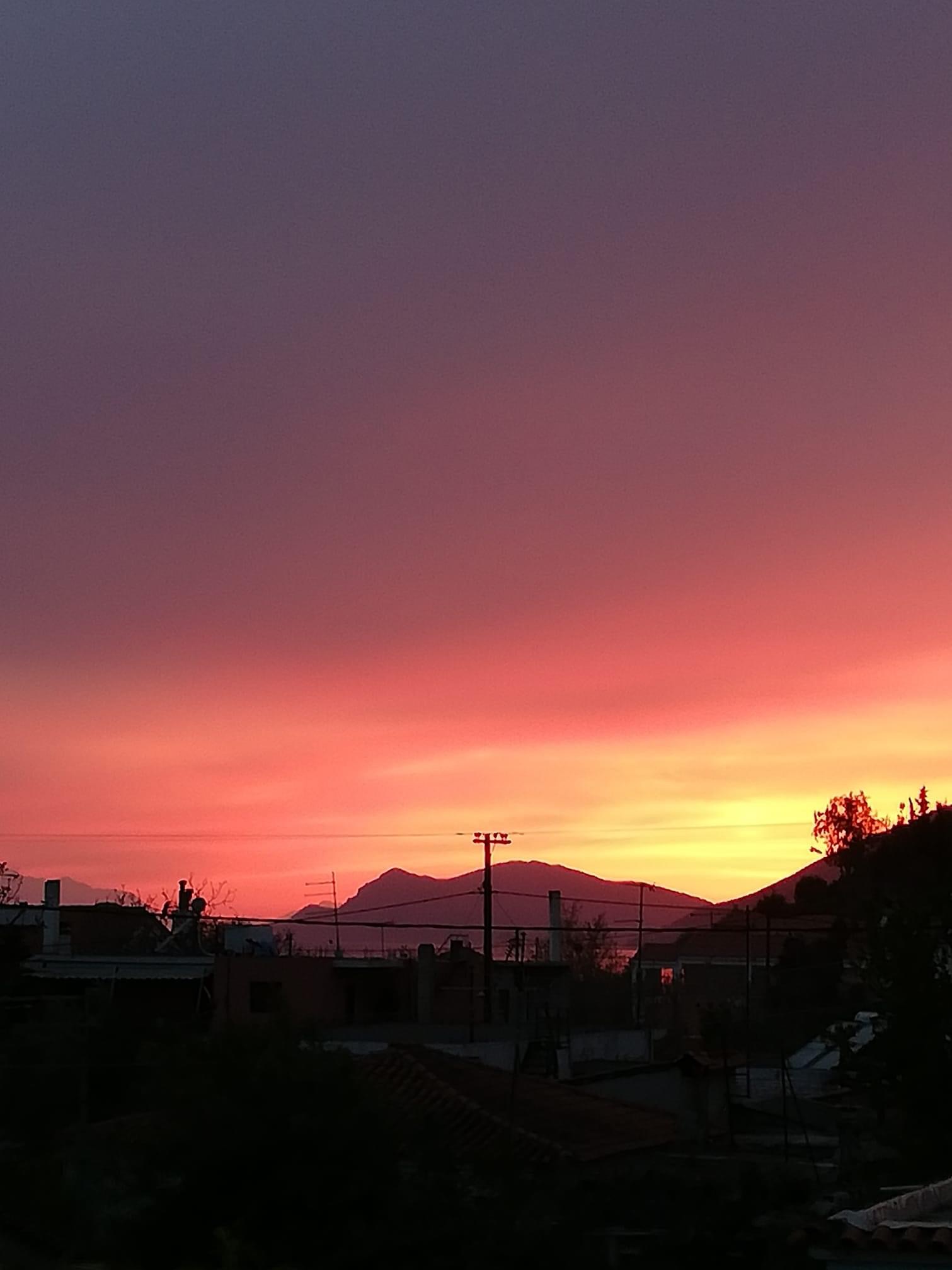 Εύβοια: Ηλιοβασίλεμα από τις όμορφες Ροβιές [εικόνα]