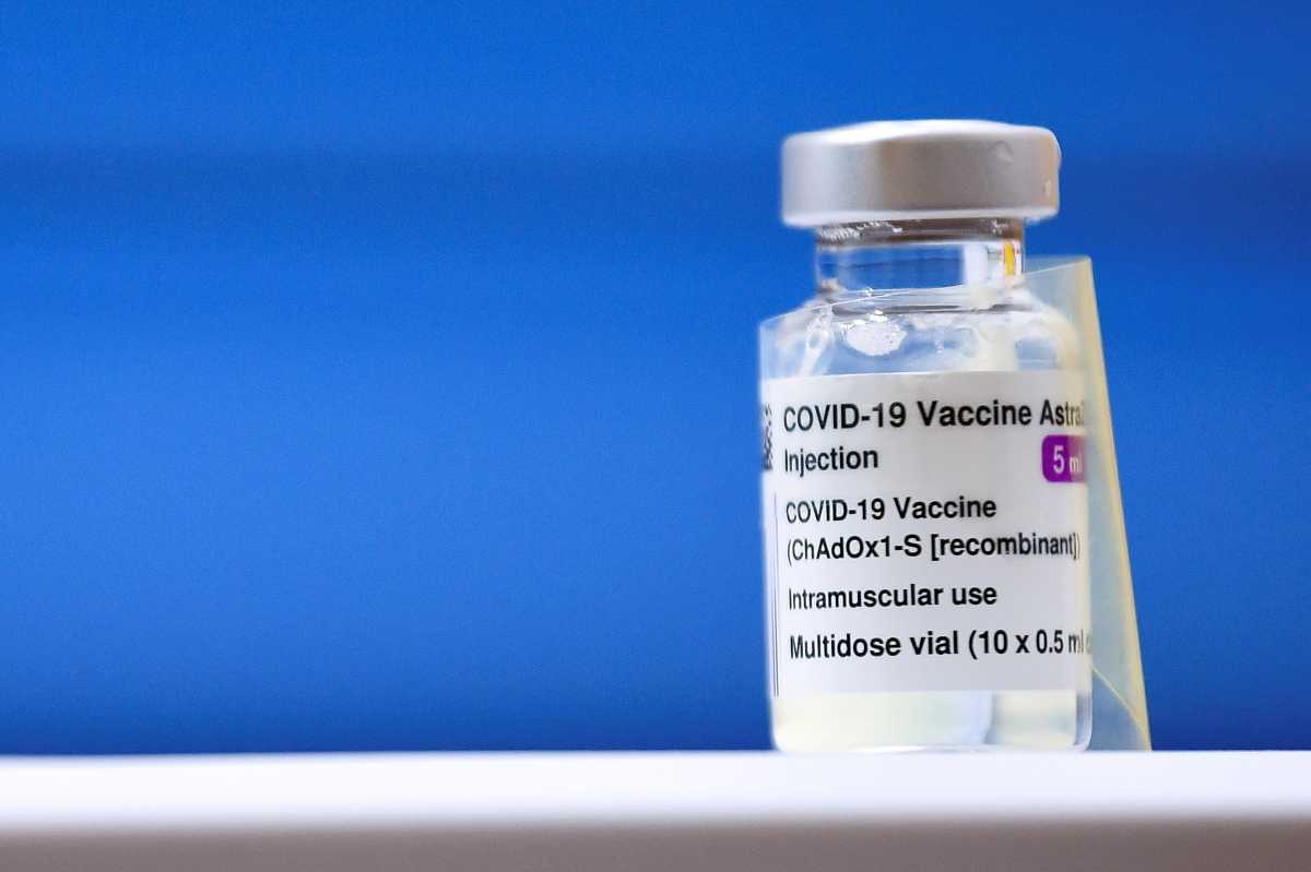 Εμβόλιο AstraZeneca: Αυτά είναι τα σενάρια που εξετάζει η Εθνική Επιτροπή Εμβολιασμών