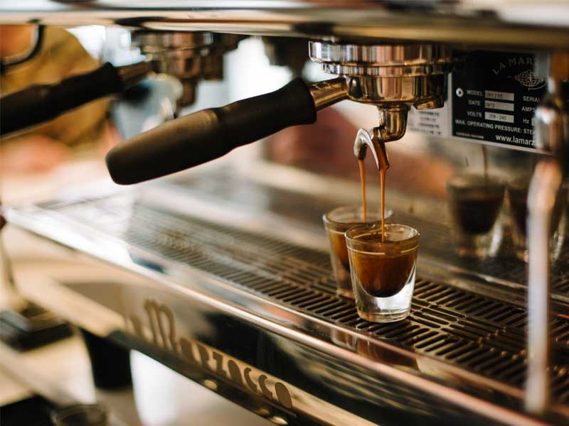 Κορονοϊός – Εύβοια: Τσουχτερό πρόστιμο σε ιδιοκτήτη καφέ μπαρ – Πρόστιμο 300 ευρώ και στους 7 πελάτες