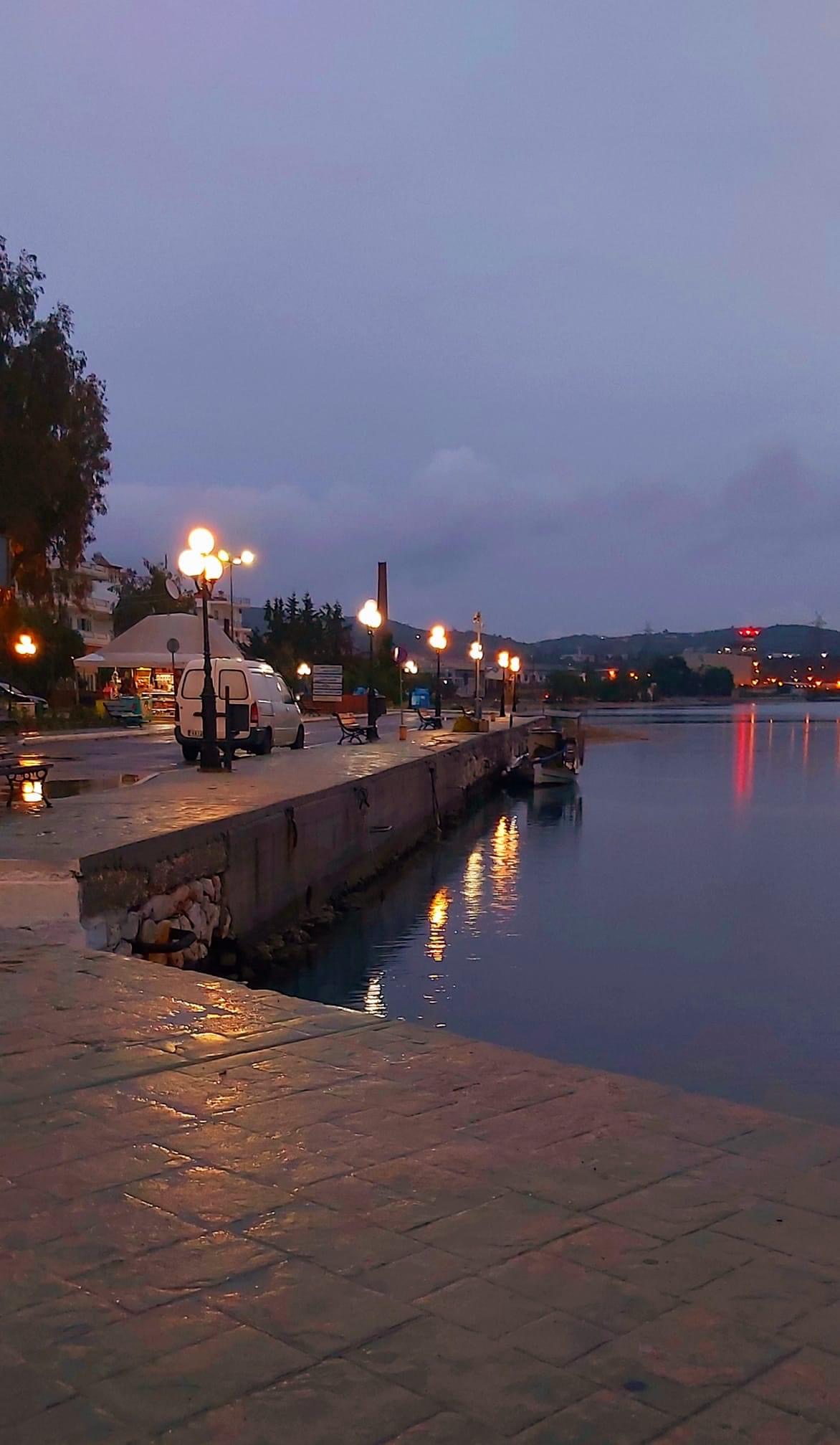 Εύβοια: Το γραφικό λιμάνι του Καράβου συννεφιασμένο στην καρδιά της Άνοιξης!
