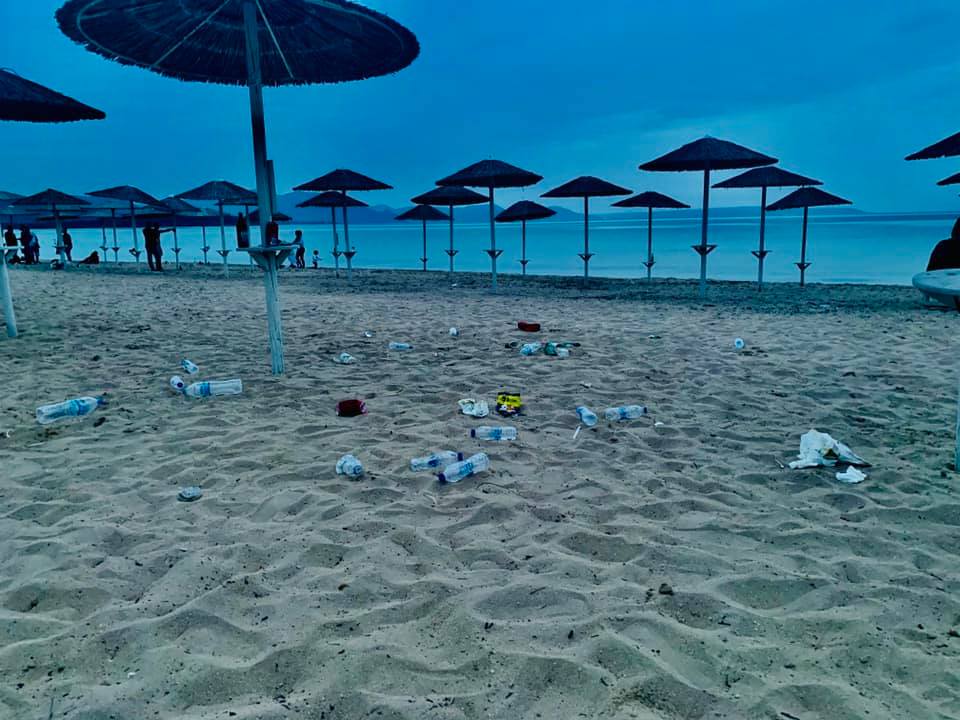 Χαλκίδα: Εγκληματική ανευθυνότητα – «Βουλιάξε» η παραλία από κόσμο και σκουπίδια