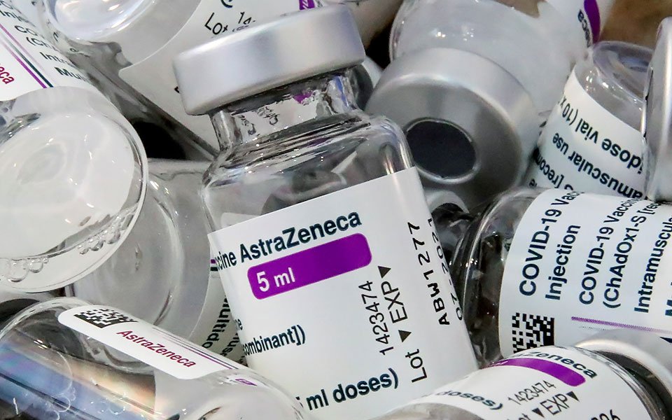 «Οχι» της Κομισιόν για αγορά 100 εκατ. επιπλέον δόσεων του εμβολίου της AstraZeneca