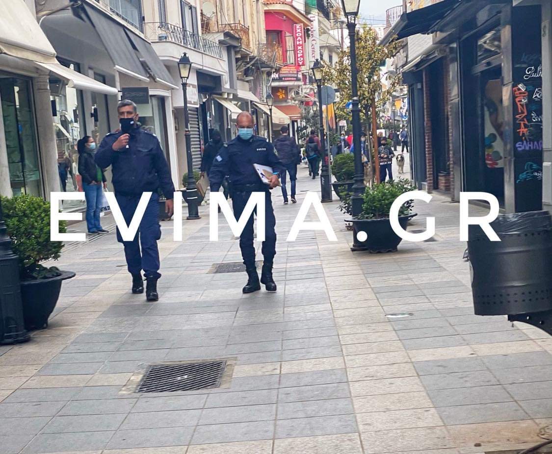 Ρεπορτάζ evima.gr: Περιορισμένη η κίνηση στην Αβάντων – Έλεγχοι της αστυνομίας σε μαγαζιά και πολίτες (pics)