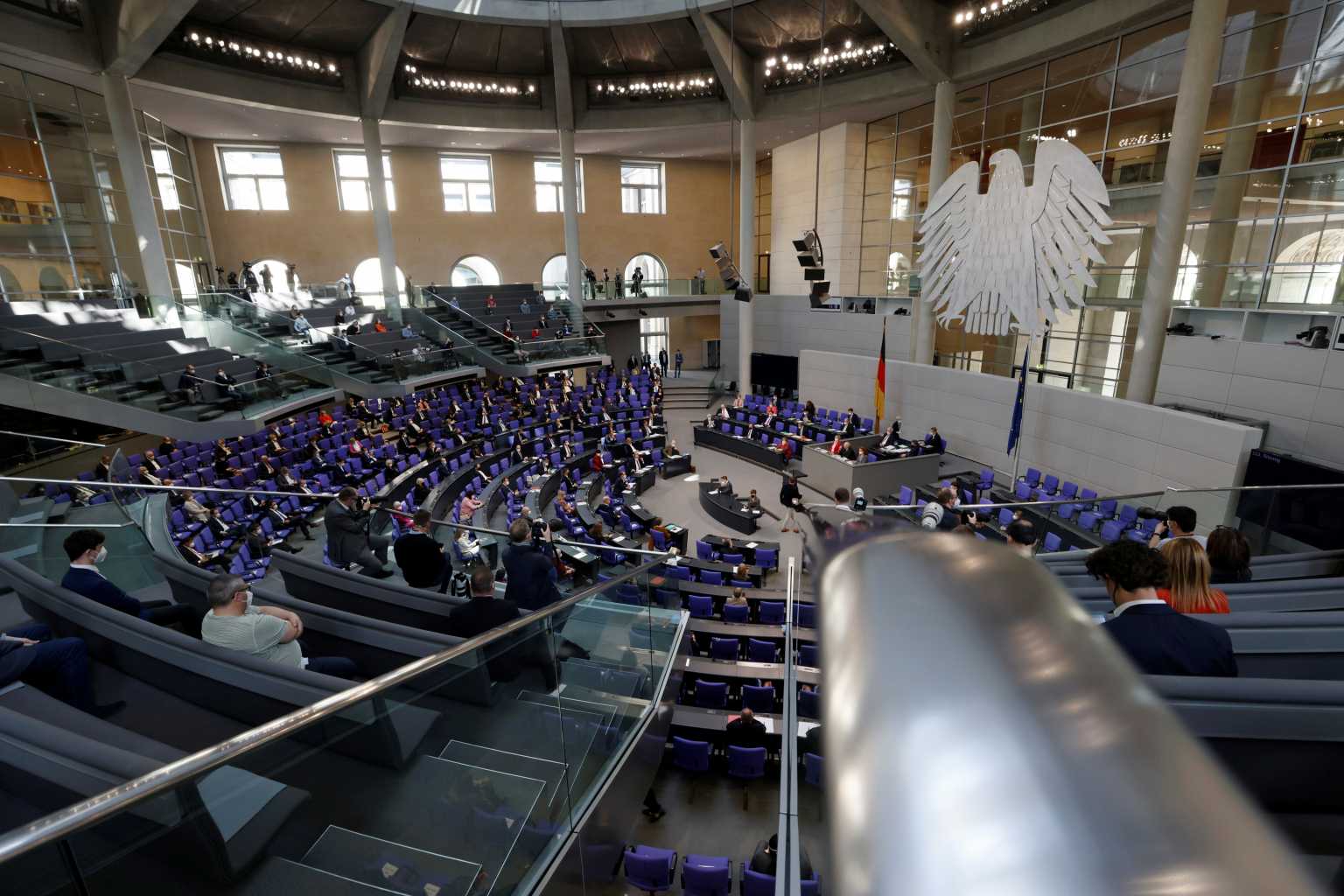 Γερμανία: Ο Σόιμπλε μειώνει για πρώτη φορά τις βουλευτικές αποζημιώσεις λόγω της πανδημίας