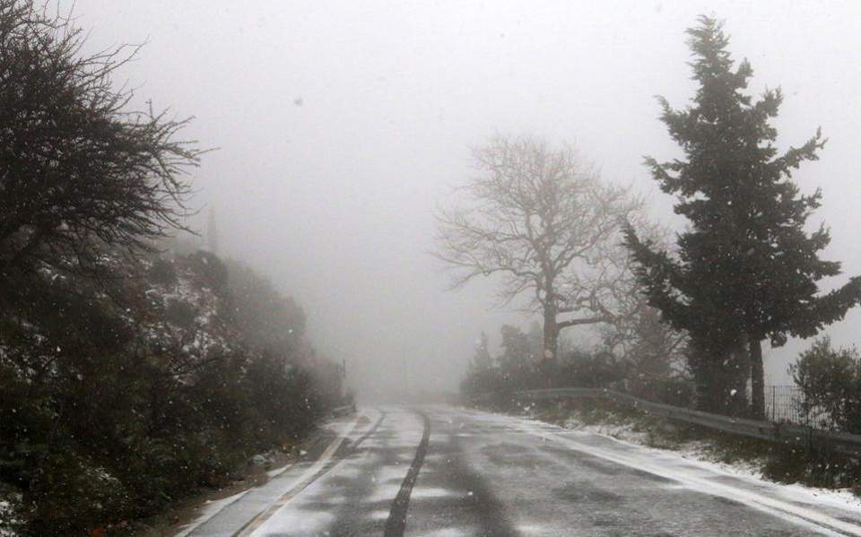 ΤΩΡΑ: Πυκνή χιονόπτωση στην Πάρνηθα – Δείτε το βίντεο