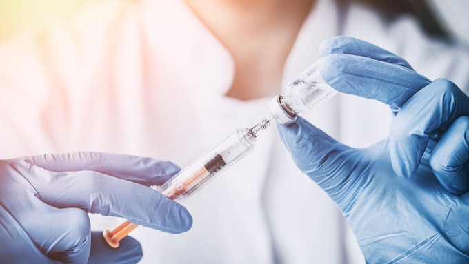 Εμβόλιο Johnson & Johnson: Πιθανή η σύνδεση με «πολύ σπάνιες» θρομβώσεις, λέει ο ΕΜΑ