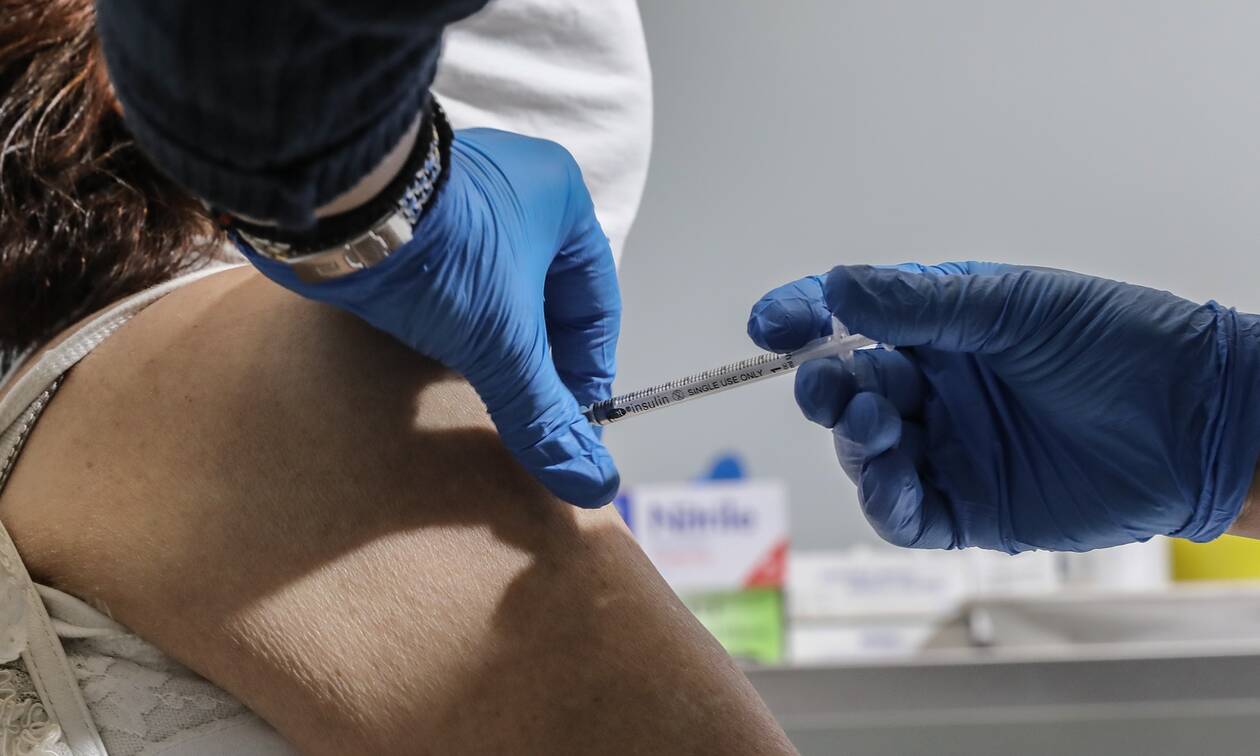 Η  κυβέρνηση «τρέχει» τις διαδικασίες για τον εμβολιασμό σε νεότερες ηλικίες