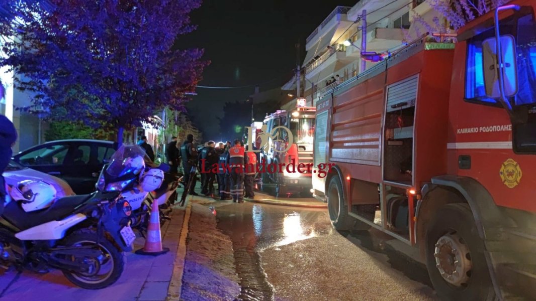 Τραυματίας από πυρκαγιά σε σπίτι στη Νέα Ερυθραία – Εξετάζεται το ενδεχόμενο έκρηξης (βίντεο & εικόνες)