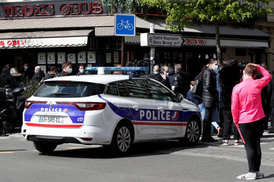 Συναγερμός στο Παρίσι: Νεκρή γυναίκα αστυνομικός σε επίθεση με μαχαίρι