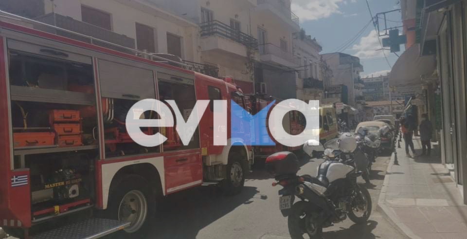 Αποκλειστικό – Εύβοια: Επιχείρηση της Πυροσβεστικής στην οδό Γαζέπη στη Χαλκίδα – Ταβάνι καταπλάκωσε άστεγο