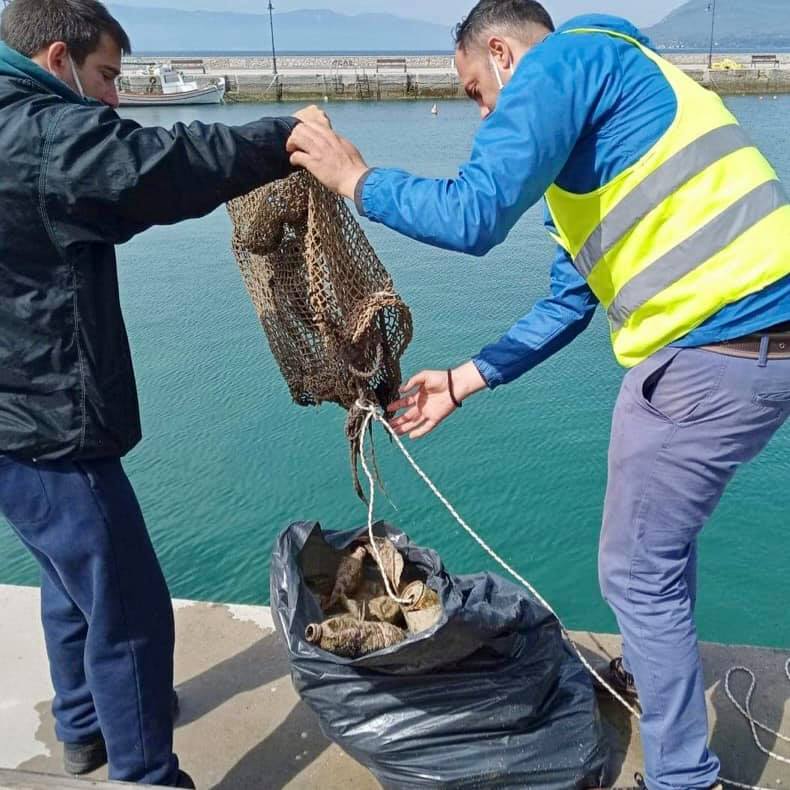 Καθαριότητα παντού!! Δήμος και Λιμεναρχείο καθάρισαν το λιμάνι των Λ. Αιδηψού [εικόνες]