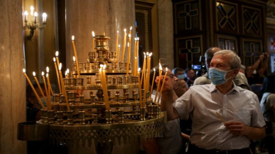 Πλήρης οδηγός για Πάσχα: Τι ισχύει για εκκλησίες, μετακινήσεις, μαγαζιά και πασχαλινό τραπέζι