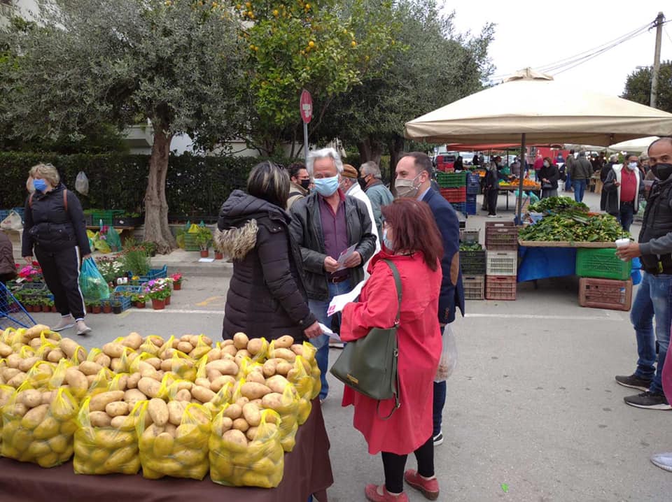 Στην λαϊκή αγορά της Νέαπολης στη Χαλκίδα, ο Μίλτος Χατζηγιαννάκης