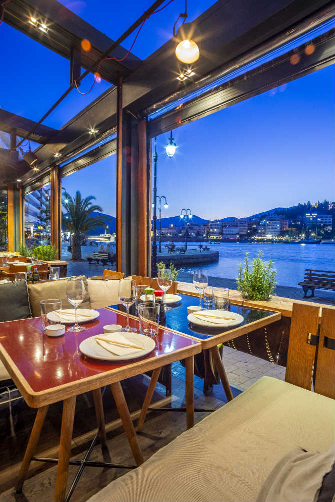 Κορονοϊός – Εξαδάκτυλος: Αυτός είναι ο λόγος που απαγορεύτηκε η μουσική στην εστίαση