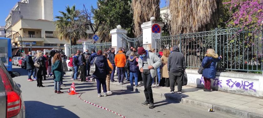 Οργή έξω από τα δικαστήρια του Βόλου – Συγκεντρωμένοι προπηλάκισαν τον φονιά της Μακρινίτσας