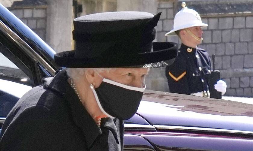 Κηδεία πρίγκιπα Φιλίππου: Η στιγμή που η Βασίλισσα Ελισάβετ μπαίνει στο παρεκκλήσι