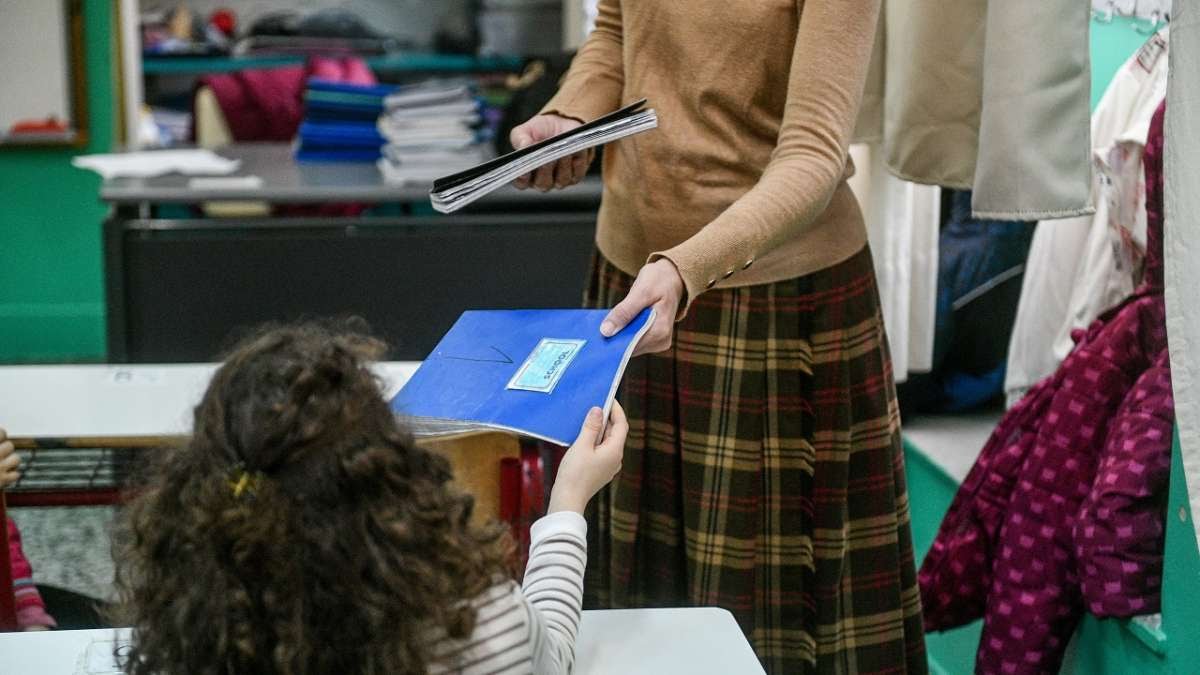 Ζέττα Μακρή για self test: Μείωση μισθού σε εκπαιδευτικούς – αρνητές