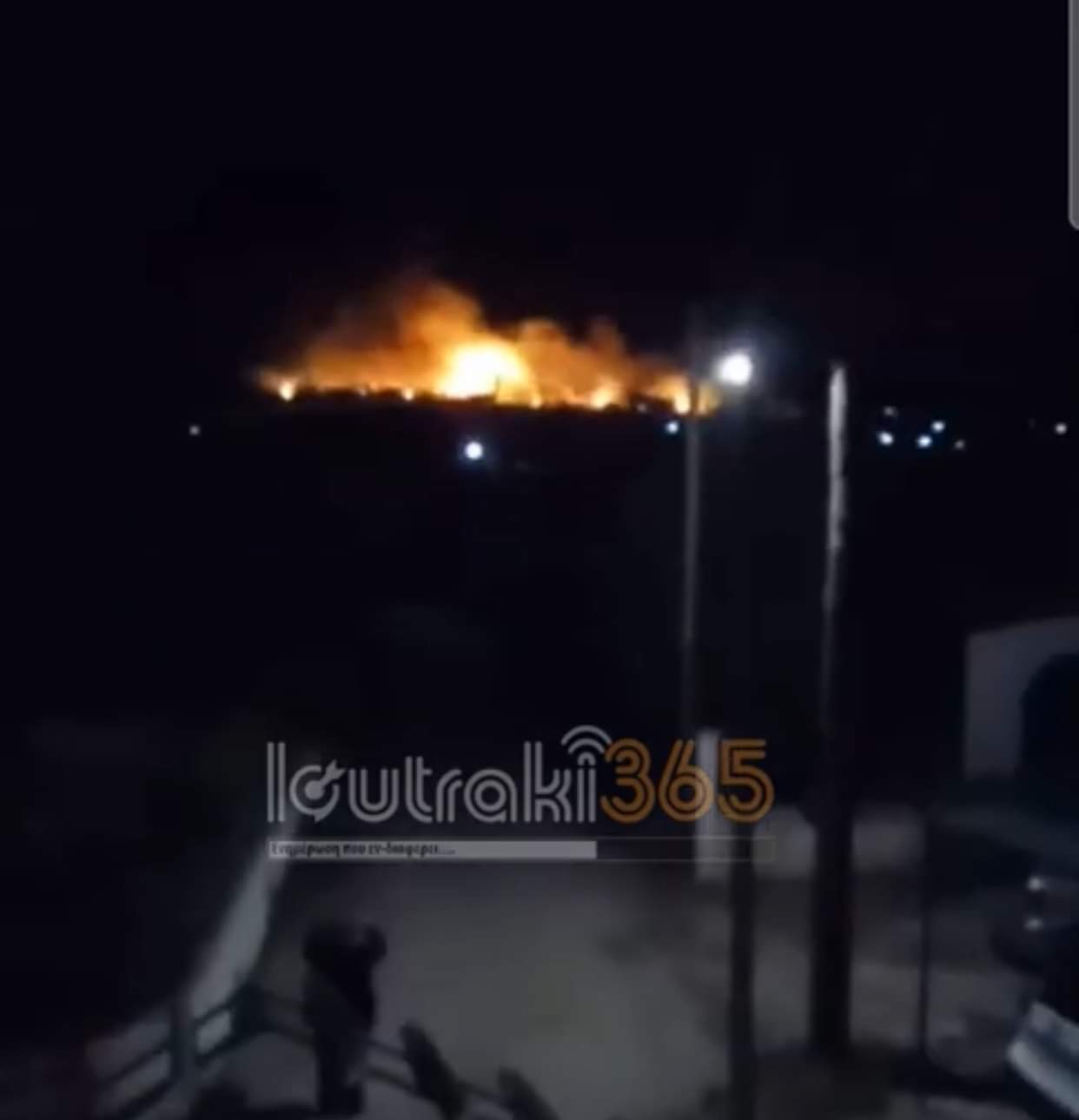 Δύσκολη νύχτα στην Κορινθία -Μεγάλη φωτιά στο Σχίνο -Εκκενώθηκαν οικισμοί, κάηκαν τρία κτίσματα [βίντεο]