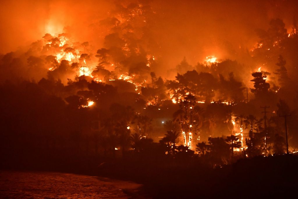 Εκκενώνεται το Αλεποχώρι – Η πυρκαγιά πλησιάζει το χωριό