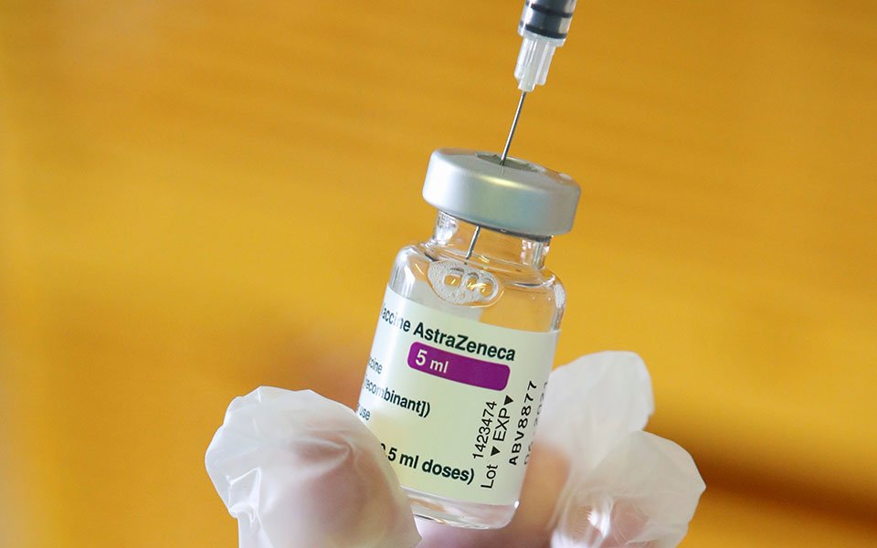 Συνεχίζονται οι εμβολιασμοί με AstraZeneca – Τι ισχύει για τις γυναίκες κάτω των 50 ετών