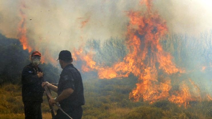 Εκτός ελέγχου η φωτιά στην Κοκκιναρέα – Υποχωρούν οι πυροσβεστικές δυνάμεις