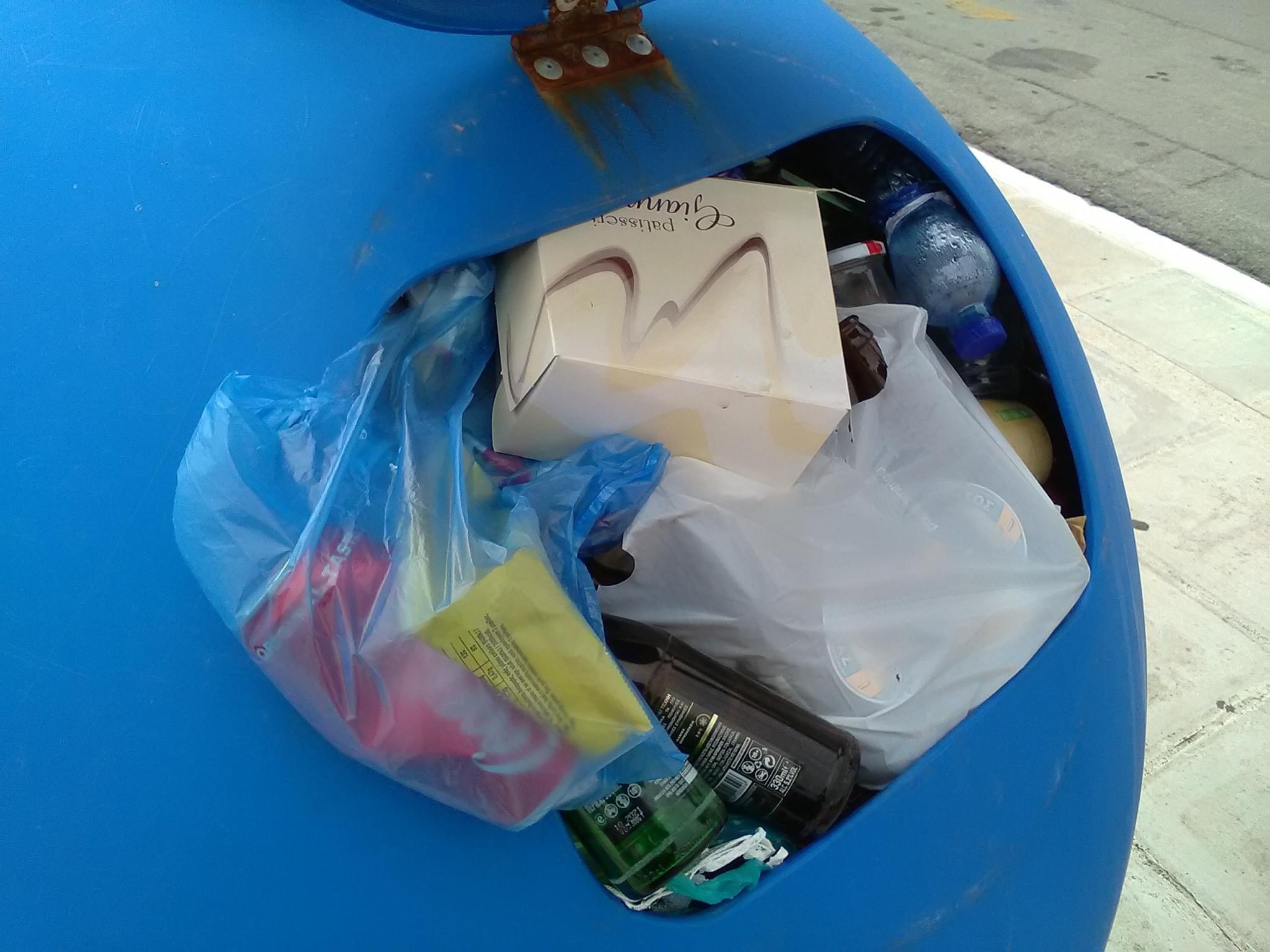 Εύβοια – Λίμνη: Πολίτες εναντίον πολιτών που γέμισαν σκουπίδια τους κάδους ανακύκλωσης γυαλιού
