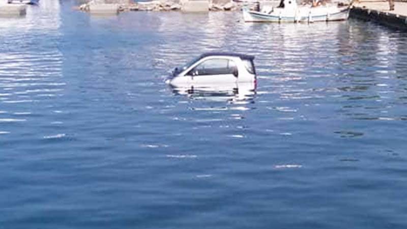 Προσπάθησε να αποφύγει τη σύλληψη και βούτηξε με το αμάξι στη θάλασσα