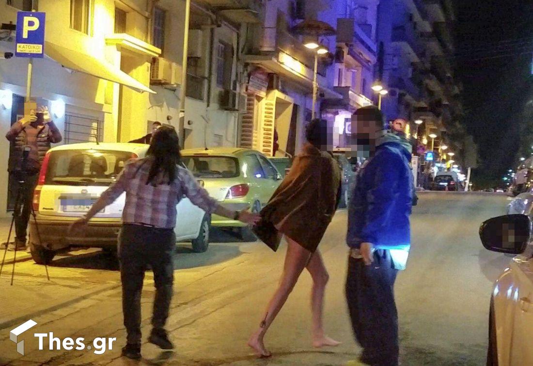 Γυναίκα περπατούσε γυμνή σε κεντρικό δρόμο – Δείτε σε ποια πόλη [εικόνες]
