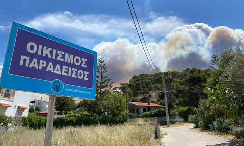 Φωτιά στην Κορινθία: Φούντωσε το μέτωπο – Ενισχύθηκαν οι άνεμοι – Μάχη να μην φτάσει στα Μέγαρα