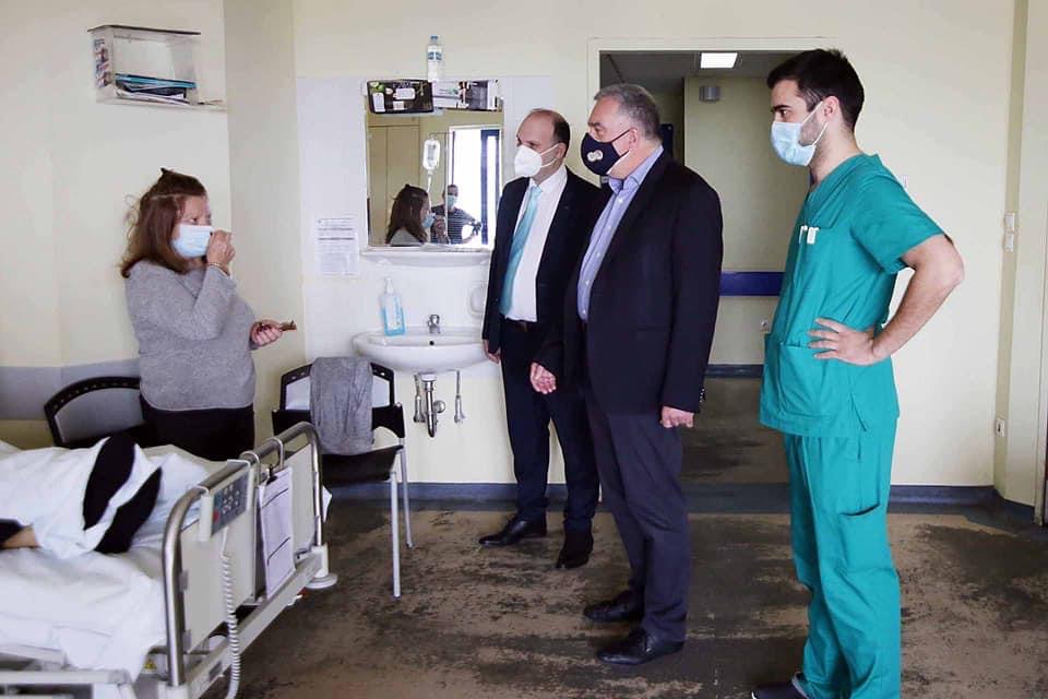 Λαμία: Κοντά στο νοσηλευτικό και ιατρικό προσωπικό του νοσοκομείου ο δήμαρχος Θύμιος Καραΐσκος [εικόνες]