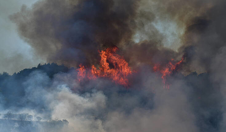 Φωτιά ΤΩΡΑ: Πύρινη κόλαση σε Κορινθία και Αττική! Εκκενώνονται χωριά -Πνίγεται στους καπνούς η Αθήνα