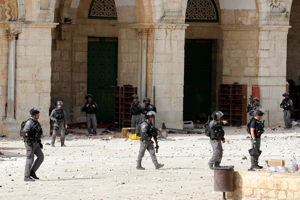 Άγρια επεισόδια Παλαιστινίων-Ισραηλινών έξω από τέμενος στην Ιερουσαλήμ – Εκατοντάδες τραυματίες