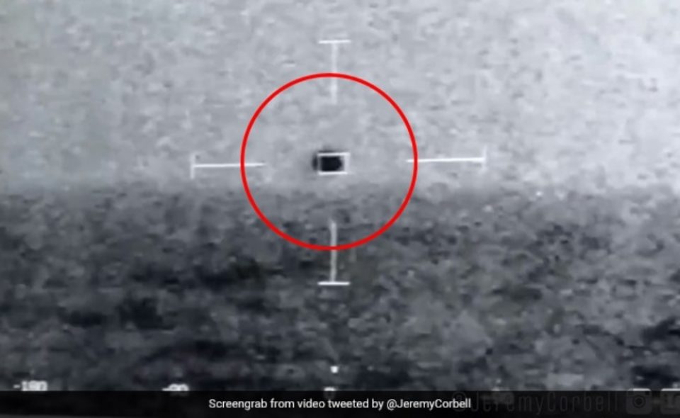 To Πεντάγωνο διέρρευσε νέο βίντεο που δείχνει UFO να εξαφανίζεται μέσα στη θάλασσα