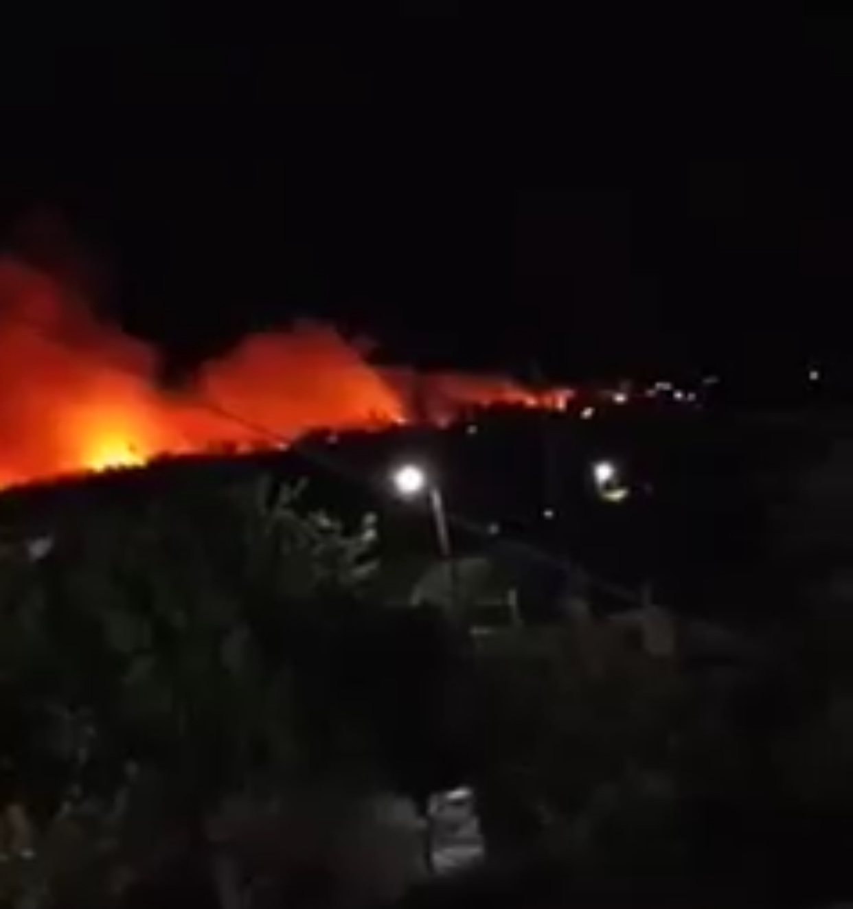 Μεγάλη φωτιά στο Λουτράκι -Κοντά σε οικισμό στον Σχίνο, απειλούνται σπίτια [βίντεο]