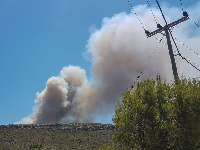 Φωτιά στο Λαύριο κοντά σε Μονή